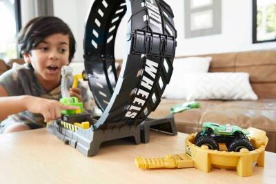 Hot Wheels Monster Trucks Çemberde Yarış Seti HBH70 - 3